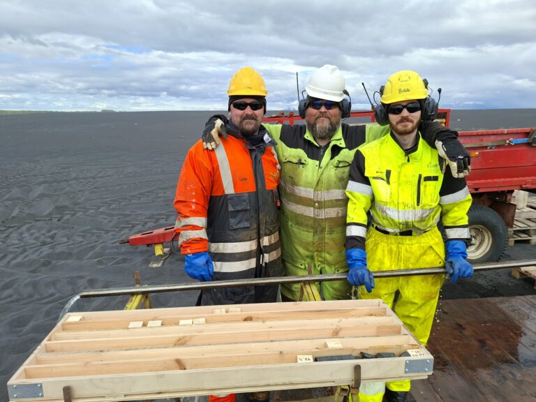Fyrstu kjarnarnir úr EG-02 komnir á yfirborðið