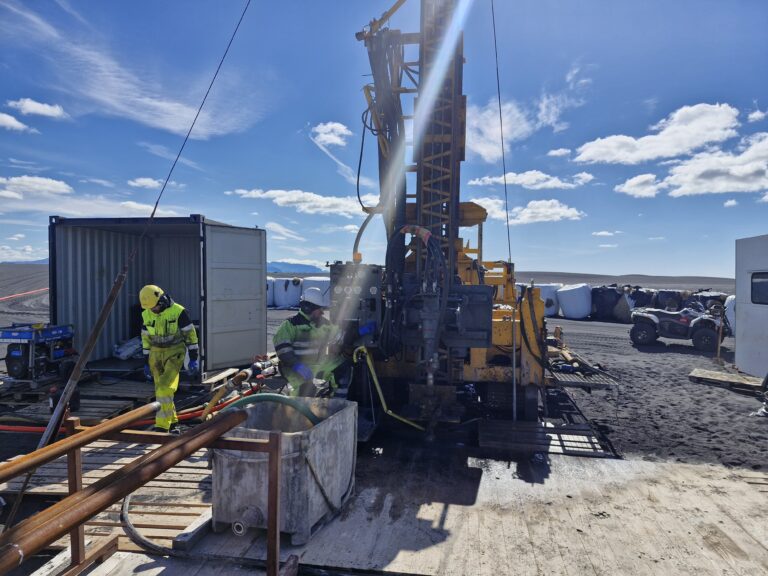 Kjarnaborunin á Landeyjasandi komin niður á 108 metra